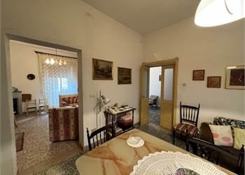 Alà dei sardi palazzina su due piani con due ingressi 
